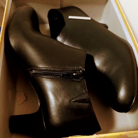 Ladies Black Size 11 Leather Shoe Booties - Picture 3 of 3